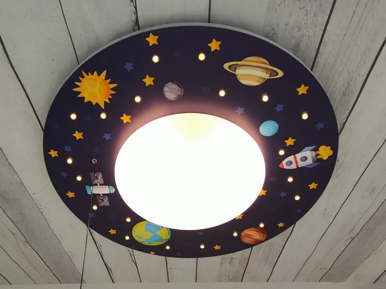 Coole Deckenlampe mit Weltall Motiv fürs Kinderzimmer Schlummerlicht bunt Ø 54cm