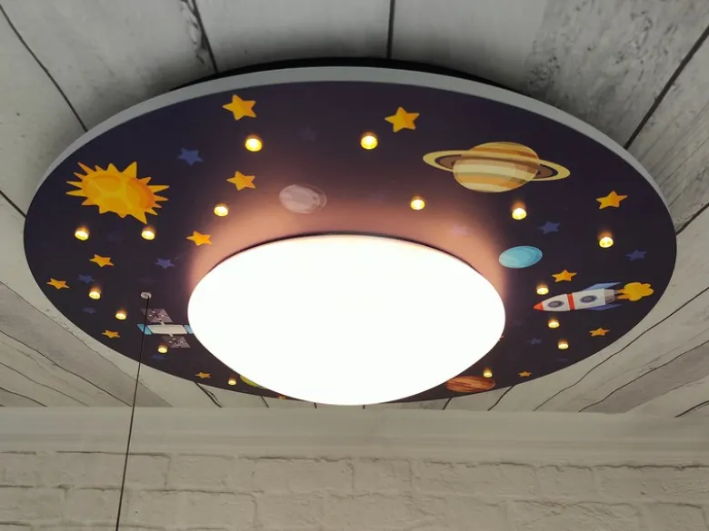 Coole LED Deckenleucht Weltall Motiv fürs Kinderzimmer Schlummerlicht bunt Ø54cm