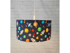 Coole Weltraum LED Hängelampe für Kinderzimmer mit Stoffschirm, bunt Ø 35cm