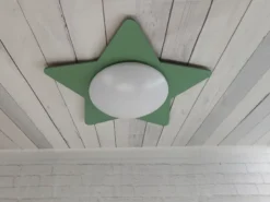 Deckenleuchte Stern fürs Kinderzimmer mit Holz in Salbeigrün, Ø 53cm & E27 LED