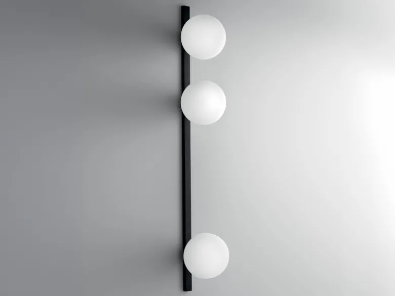 Große LED Wandleuchte 3-flammig Schwarz mit Glaskugeln Opalweiß, Höhe 90cm