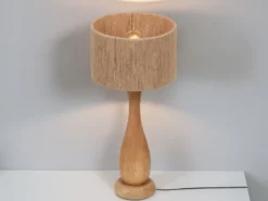 Große Tischleuchte TOBA aus Naturholz mit Lampenschirm aus Jute, Höhe 54cm