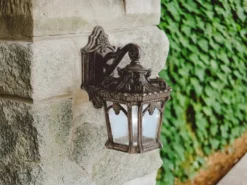 Kleine antike LED Außenwandleuchte hängend Bronzefarbig, Höhe 27cm