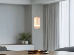 Kleine LED Pendelleuchte einflammig aus hellem Naturholz, Ø 10cm