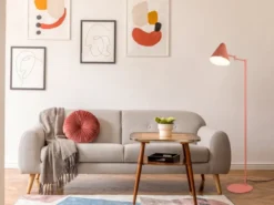 Kleine LED Stehleuchte mit Schwenkarm aus Metall Apricot, Höhe 126,5cm