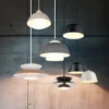 Kleine Pendelleuchte TILOS skandinavisch mit Metall- & Glasschirm Ø 23cm