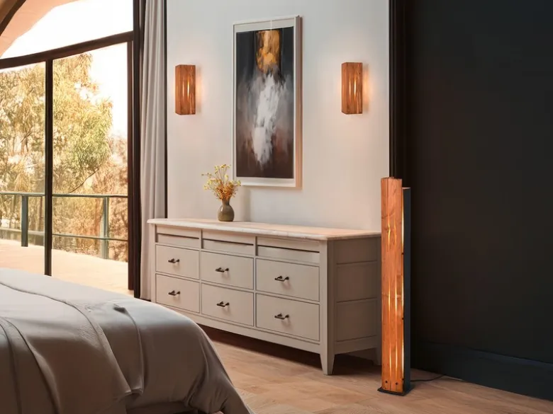 Kleine Stehlampe KARUNI mit Naturholz, Höhe 120cm