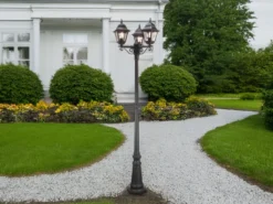 Landhausstil LED Straßenlaterne 3-flammig mit Bleiglas, Höhe 227cm