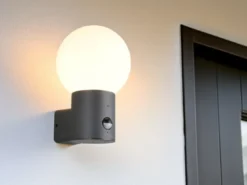 LED Außenwandleuchte in Anthrazit mit Glaskugel & Bewegungsmelder, Höhe 28cm