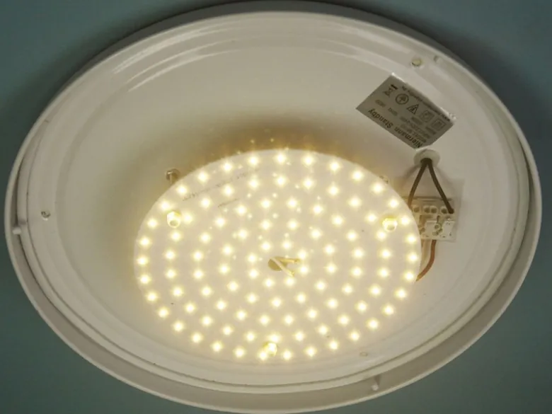 LED-Deckenleuchte rund, Glas satiniert mit Klarrand, Dekorring Chrom, Ø 30cm