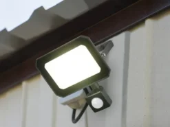 LED Flutlichtstrahler mit Bewegungsmelder 20W, IP44, mit Anschlussbox