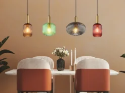 LED Pendelleuchte aus Rillenglas bunt mit 4 Glasschirmen, Breite 115cm