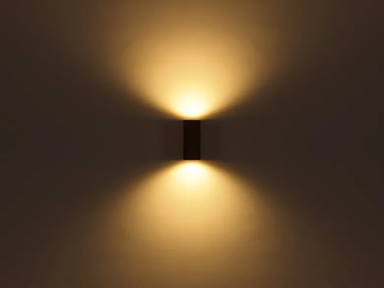 LED Up and Down Außenwandleuchte aus Aluminium in Holzoptik, Höhe 15cm
