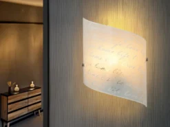 LED Wandleuchte mit Glasschirm satiniert & Schrift Dekor, Höhe 30cm