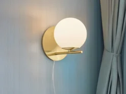LED Wandleuchte mit Schalter, Kabel und Stecker, Glaskugel Weiß, Höhe 21cm