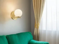 LED Wandleuchte mit Schalter, Kabel und Stecker, Glaskugel Weiß, Höhe 21cm