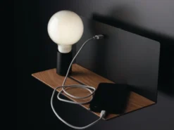 LED Wandleuchte Schwarz mit USB Ladefunktion & Ablage - Glühbirne verstellbar