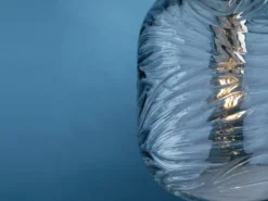 Pendelleuchte NEREIDE einflammig Wellenmuster Glasschirm in Blau, Ø 24,5cm