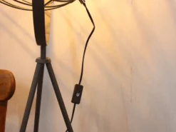 Retro Stehleuchte LED GRID schwenkbarer Gitterschirm aus Metall Anthrazit, 146cm