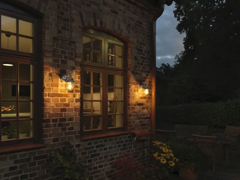 Robuste LED Außenwandleuchte aus feuerzinktem Stahl Höhe 21,5cm