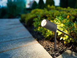 Schwenkbarer Gartenstrahler PURUS mit Erdspieß & 2 Meter Anschlusskabel Ø 5cm
