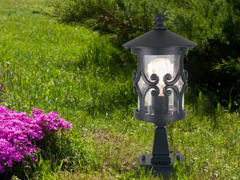 Sockel Laterne HEREFORD aus Alu im Landhausstil, Schwarz Höhe 34cm