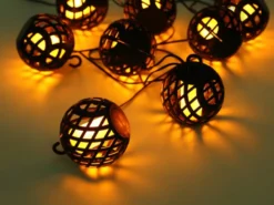 Solarbetriebene LED Outdoor Lichterkette mit 8 Kugeln, Länge 4,1 Meter
